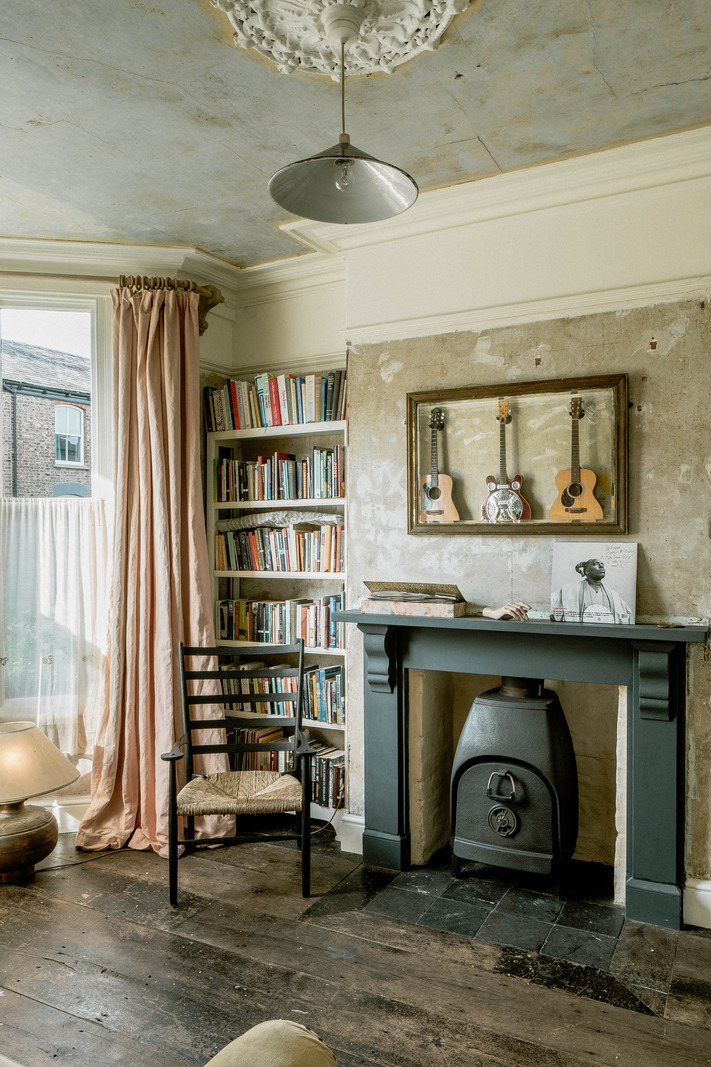 cheminée dans salon murs enduits décoration rustique maison rénovée