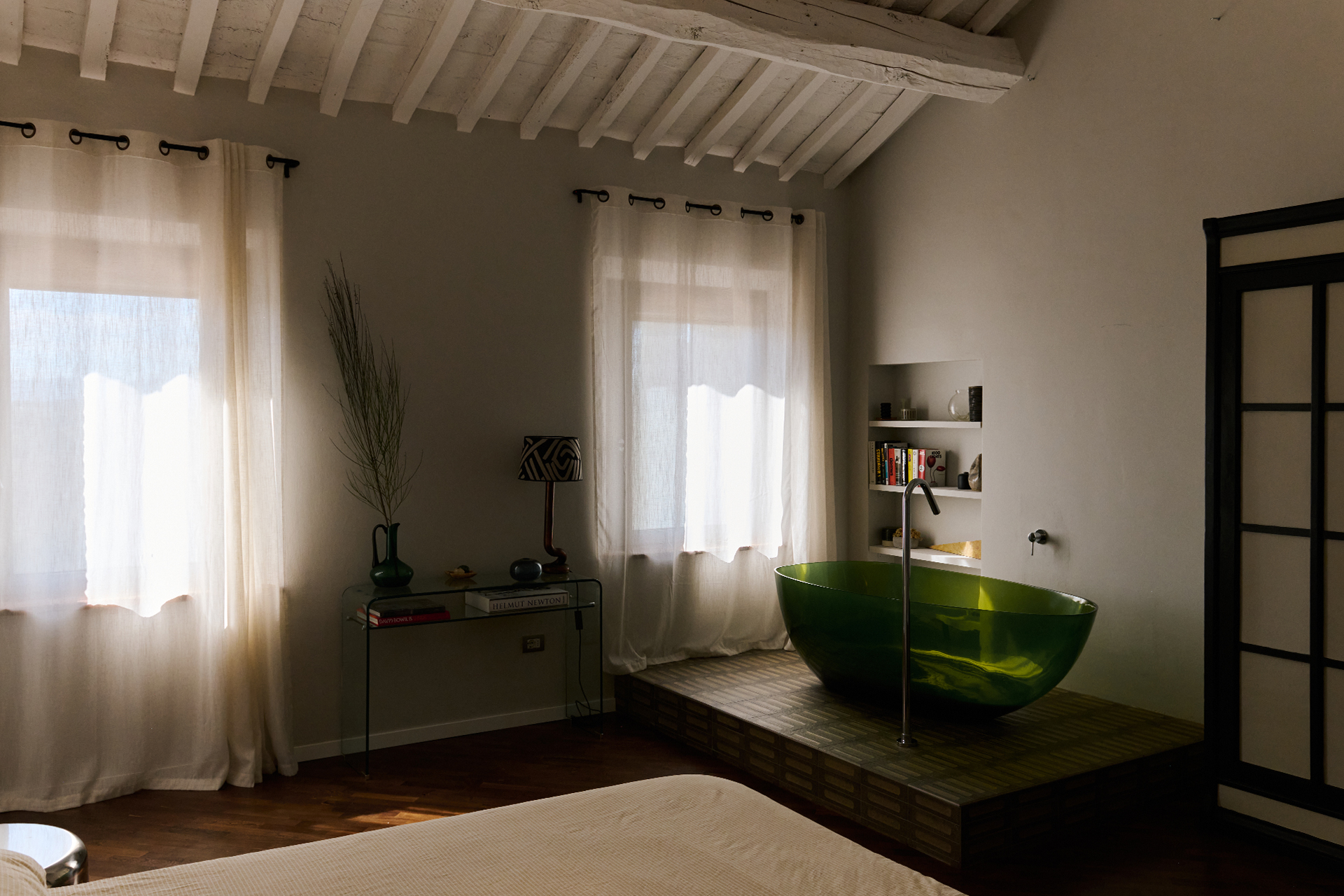 chambre avec baignoire transparente verte maison ancienne rénovée Italie Villa Mamo chambre avec baignoire transparente verte maison ancienne rénovée Italie Villa Mamo