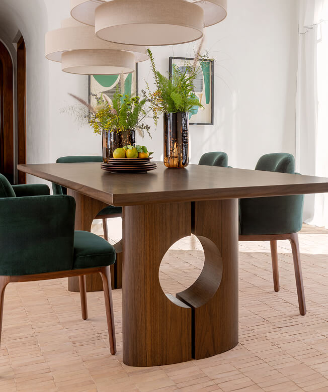salle à manger table noyer fauteuil de table velours vert catalogue AM PM 2026 collection Patio Méditerranéen salle à manger table noyer fauteuil de table velours vert catalogue AM PM 2026 collection Patio Méditerranéen