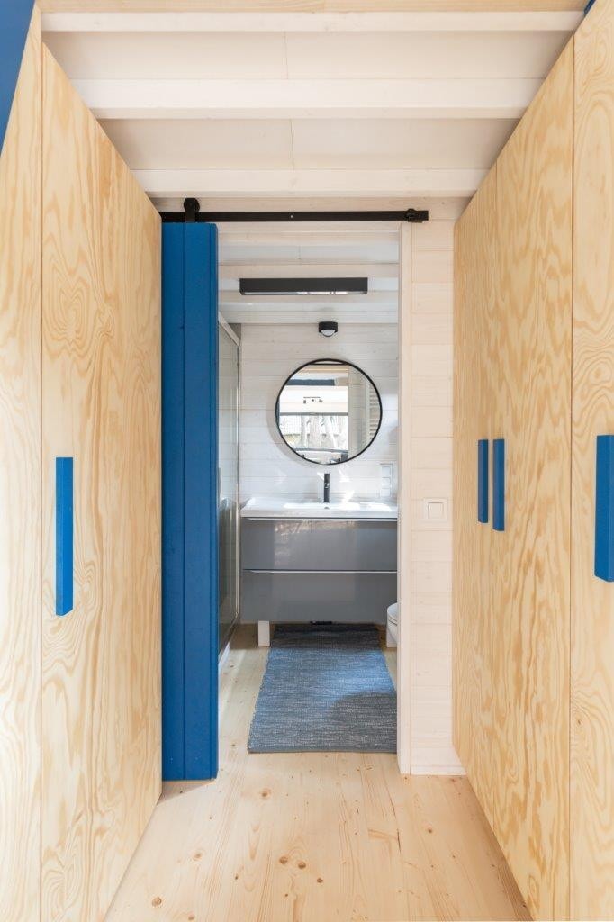 dressing et salle de bain petite maison en bois de 20m2 Forest Tiny Smart House Polska dressing et salle de bain petite maison en bois de 20m2 Forest Tiny Smart House Polska