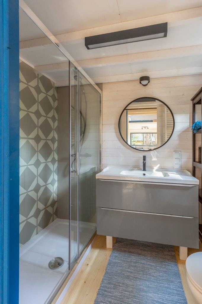 salle de bain petite maison en bois de 20m2 Forest Tiny Smart House Polska salle de bain petite maison en bois de 20m2 Forest Tiny Smart House Polska