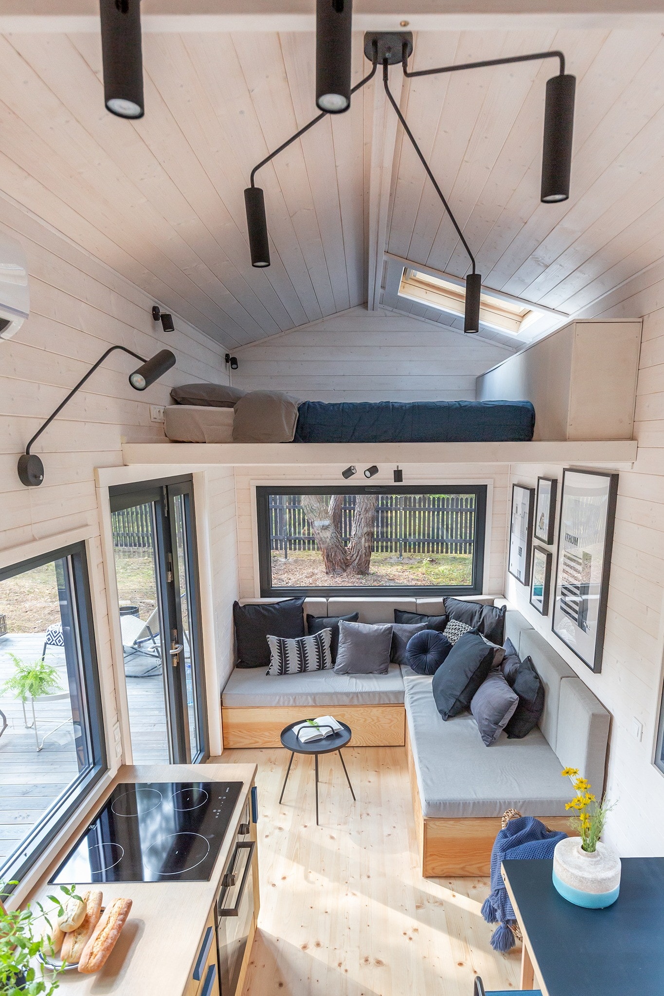 salon avec mezzanine petite maison en bois de 20m2 Forest Tiny Smart House Polska salon avec mezzanine petite maison en bois de 20m2 Forest Tiny Smart House Polska