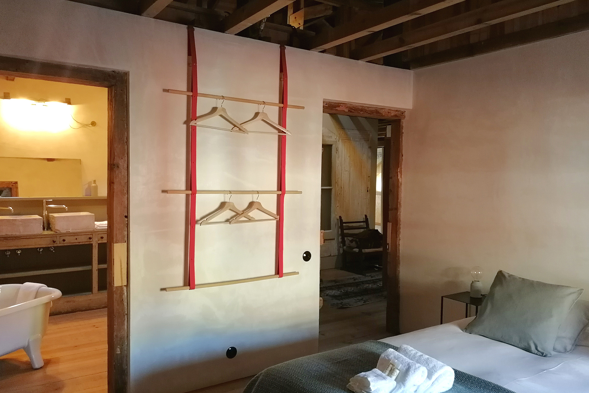 chambre avec salle de bain avec poutres appartement rénové Portugal