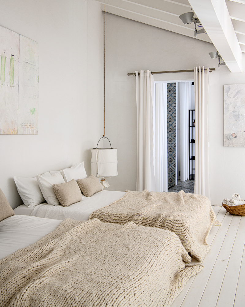 chambre à deux lits décoration contemporaine et artisanale