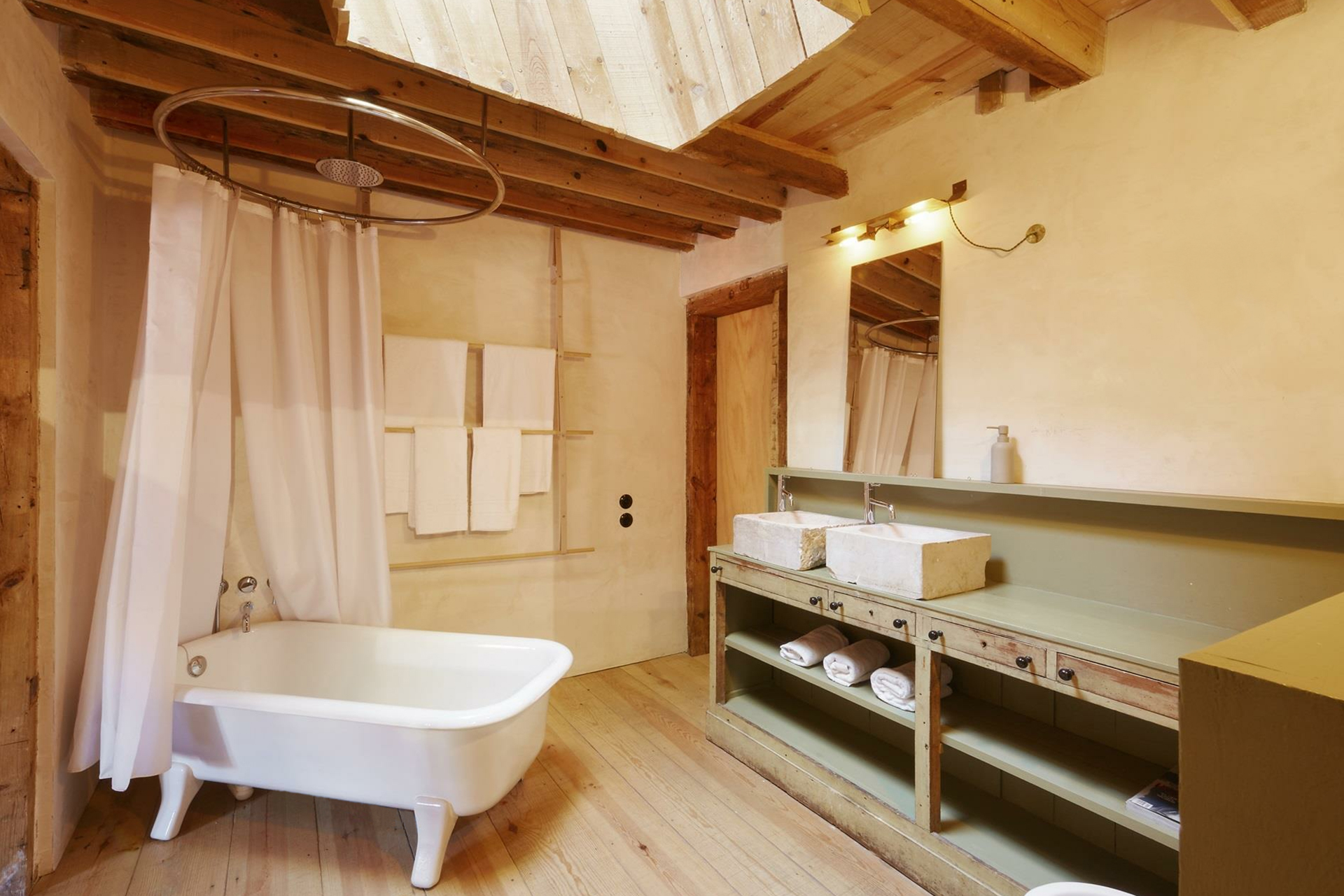 salle de bain vintage avec poutres appartement rénové Portugal