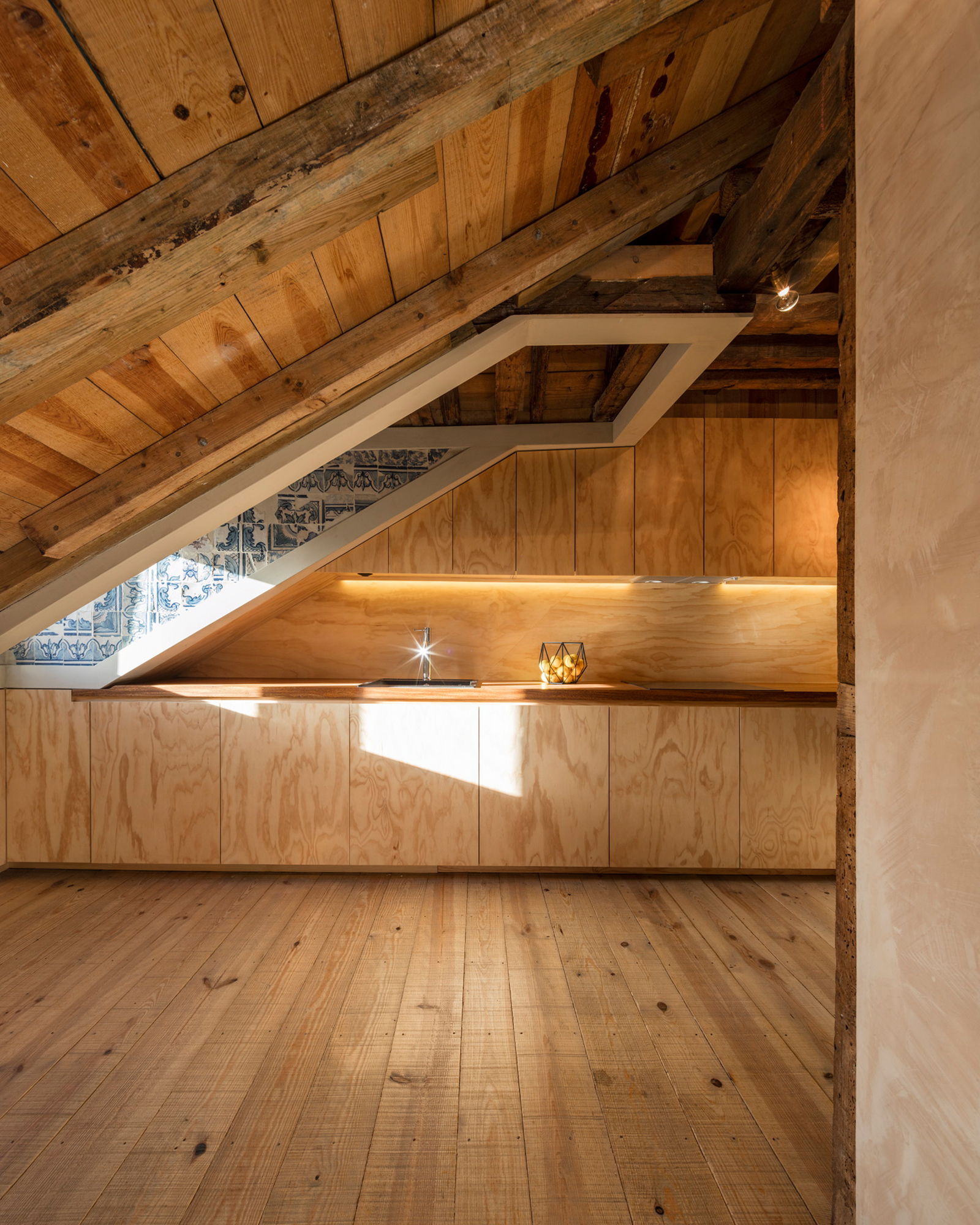 cuisine mansardée bois avec poutres appartement rénové Portugal