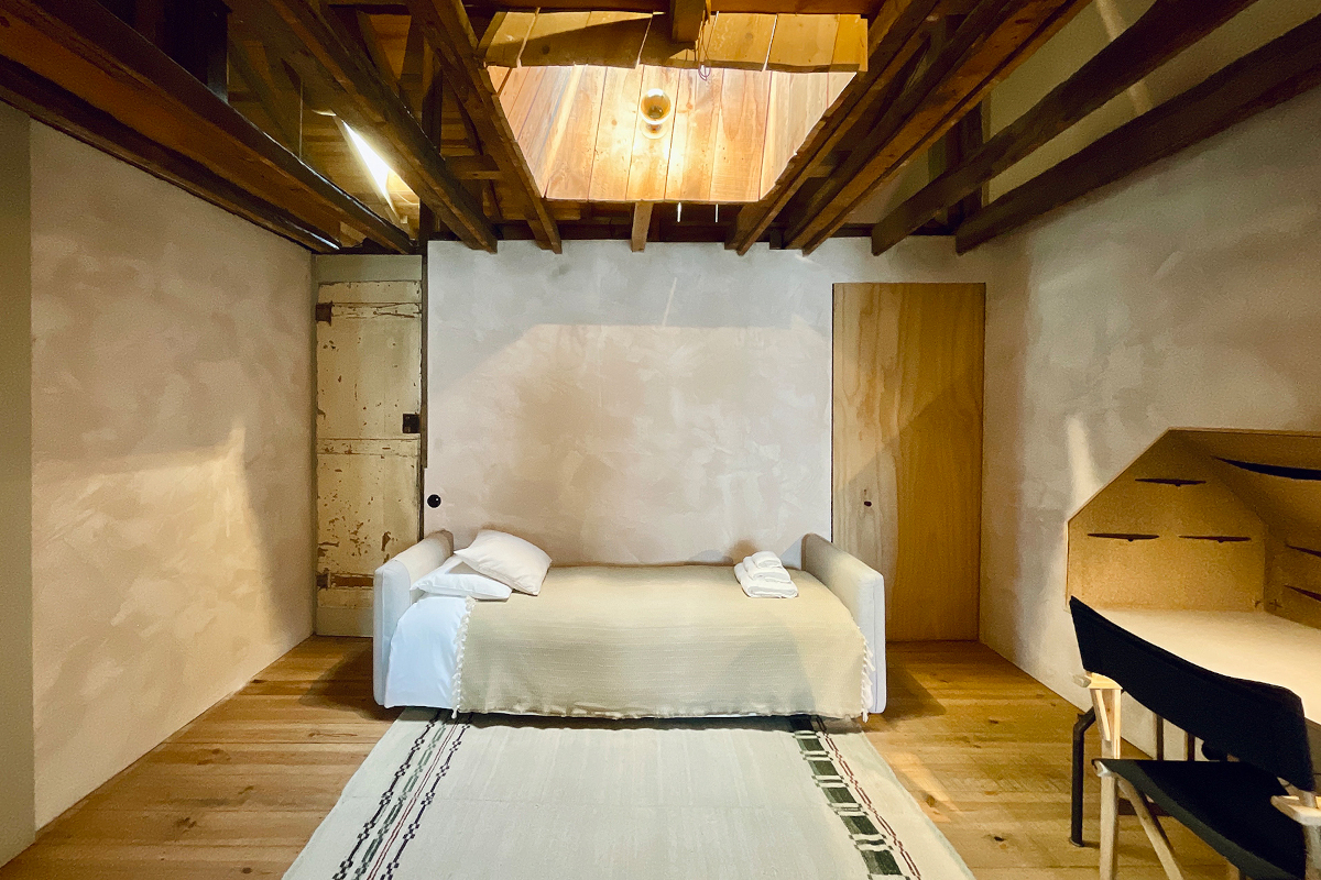 chambre avec poutres appartement rénové Portugal