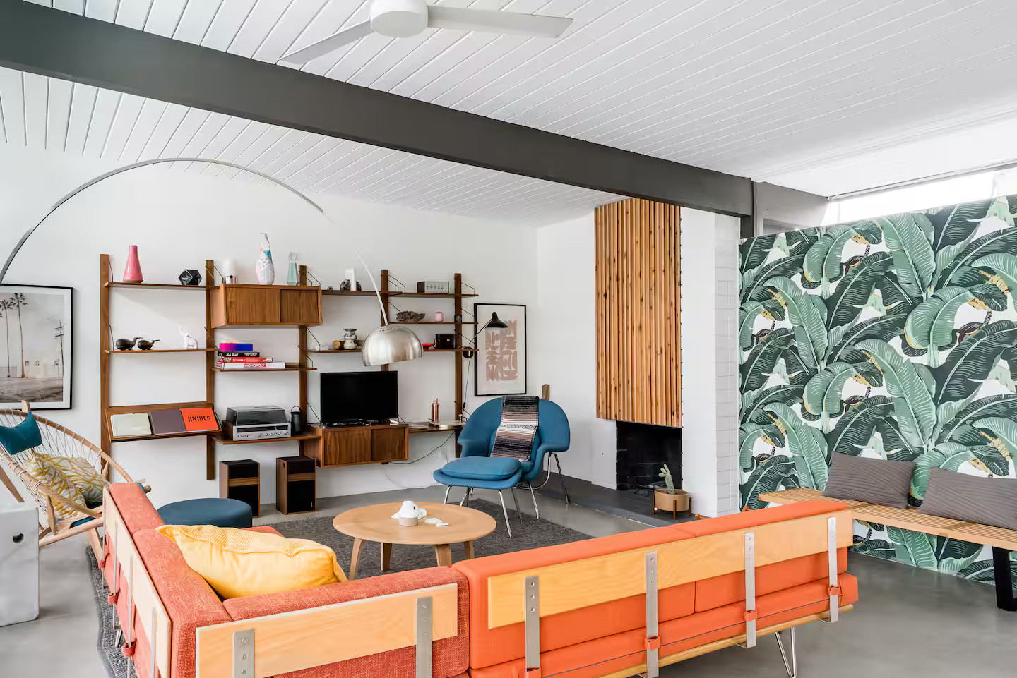 salon avec baies vitrées maison moderniste Palm Springs décoration mid-century