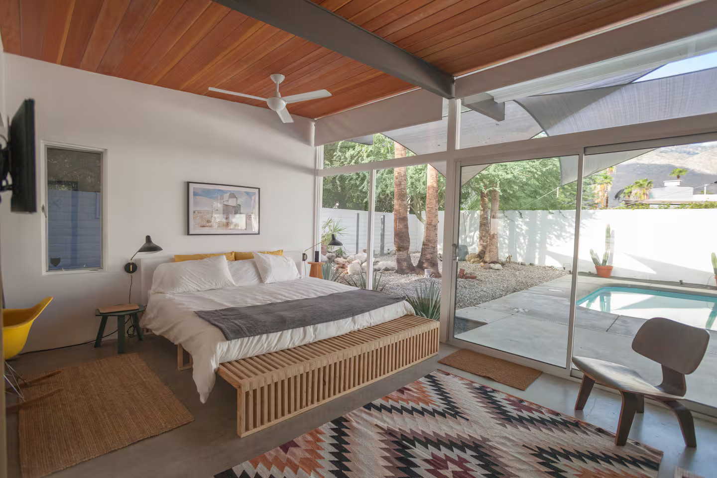 chambre avec baies vitrées sur jardin et piscine maison moderniste Palm Springs décoration mid-century