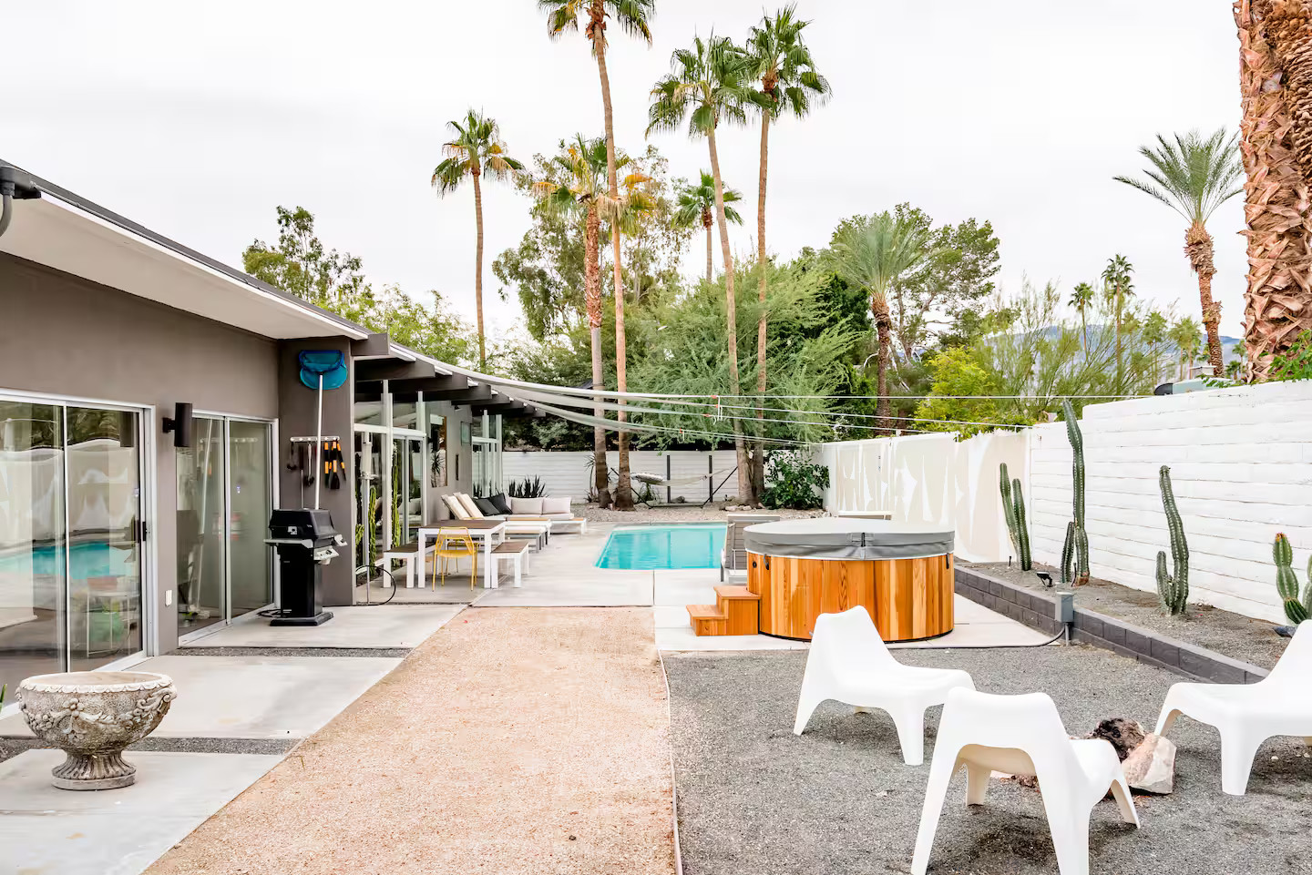 jardin avec piscine maison moderniste Palm Springs décoration mid-century