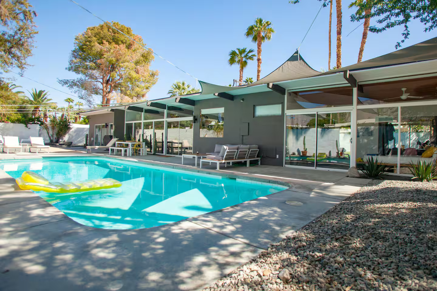 jardin avec piscine maison moderniste Palm Springs décoration mid-century