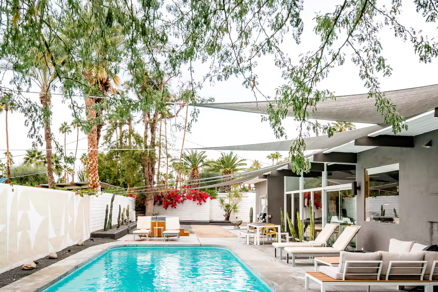 jardin avec piscine maison moderniste Palm Springs décoration mid-century