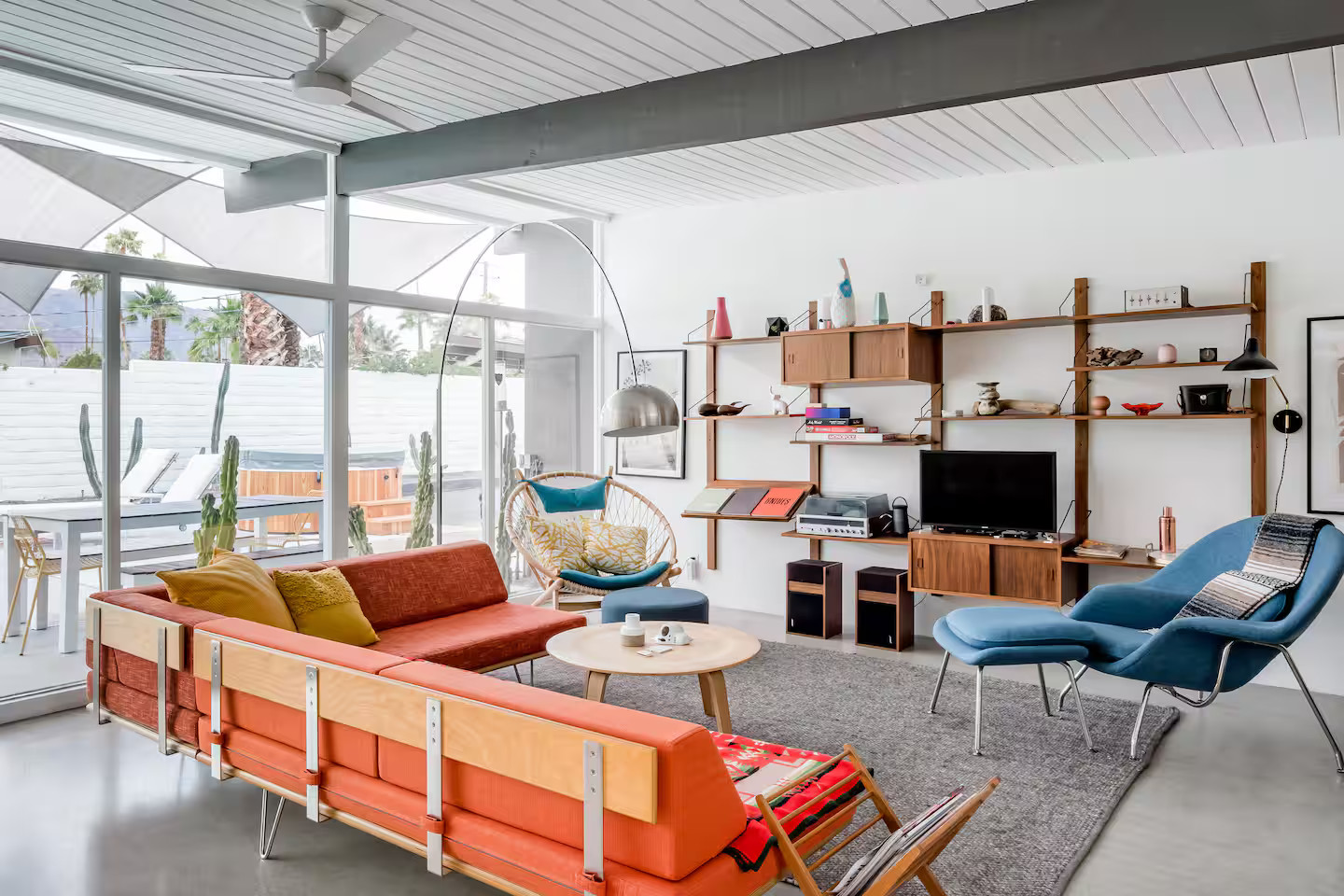 salon avec baies vitrées maison moderniste Palm Springs décoration mid-century