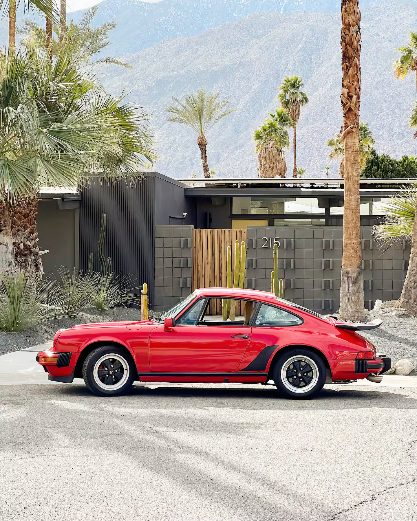 Porsche rouge devant maison moderniste Palm Springs
