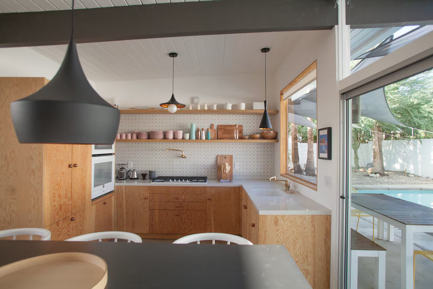 cuisine ouverte en bois maison moderniste Palm Springs décoration mid-century