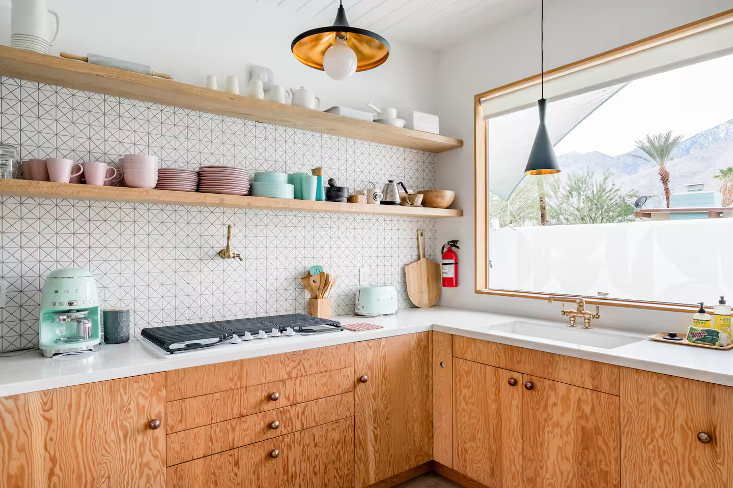 cuisine ouverte en bois maison moderniste Palm Springs décoration mid-century