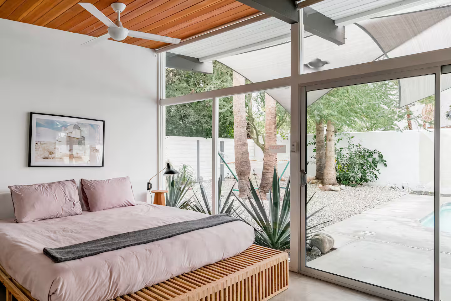 chambre avec baies vitrées sur jardin et piscine maison moderniste Palm Springs décoration mid-century