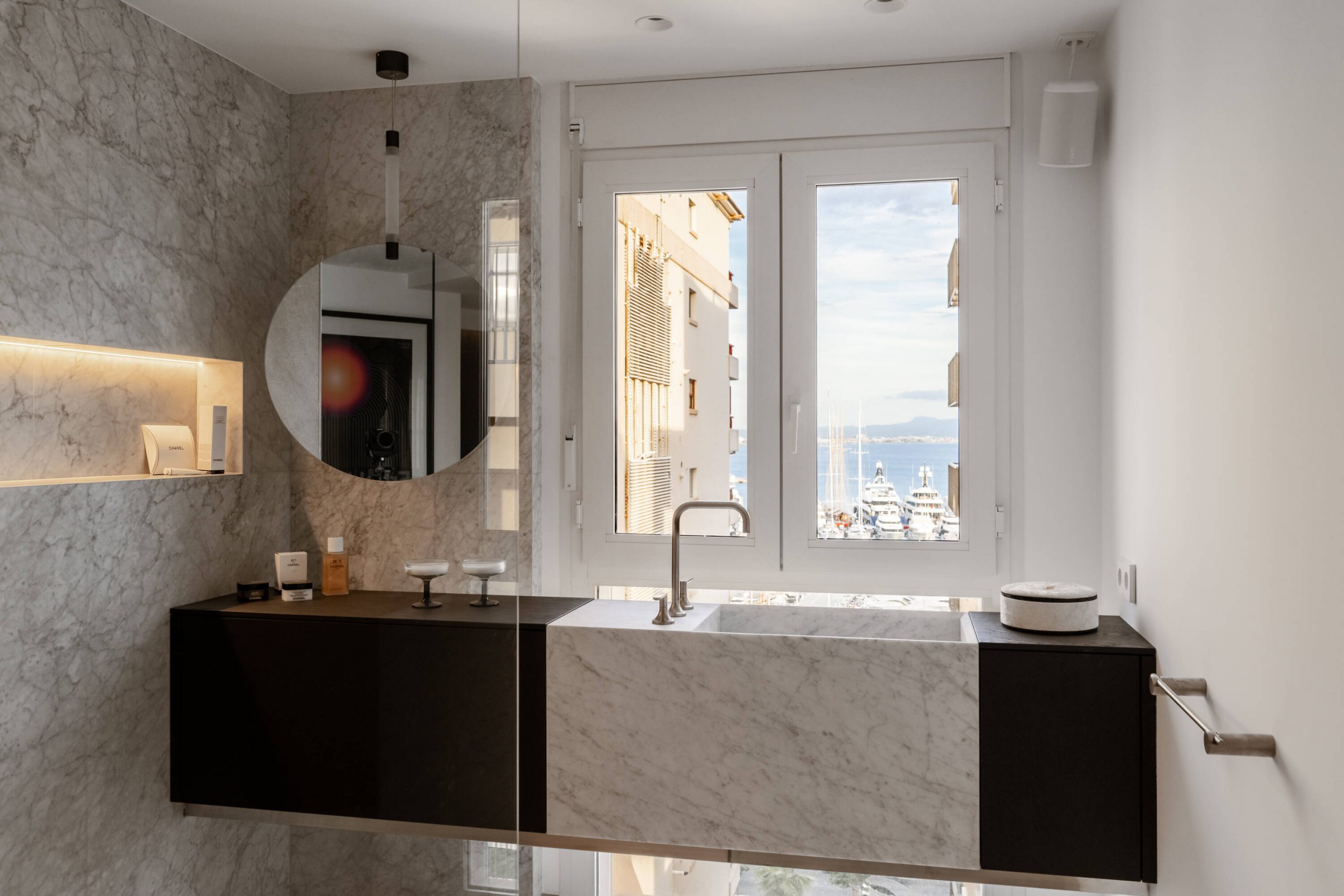 salle de bain marbre décoration contemporaine avec fenêtre vue mer