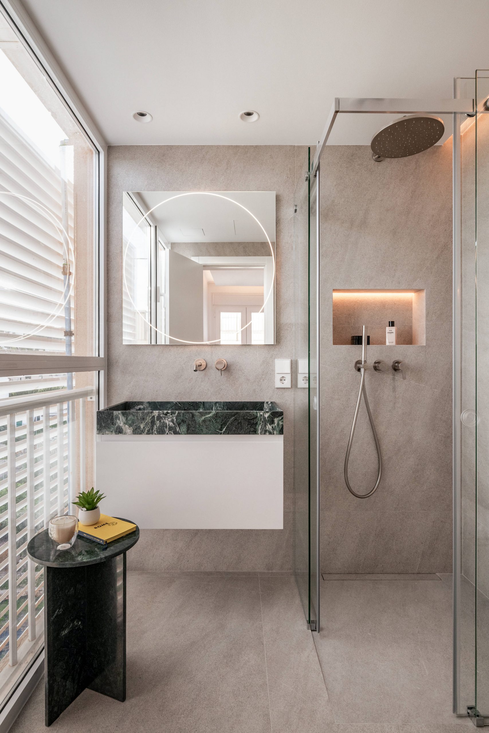 salle de bain marbre décoration contemporaine avec fenêtre