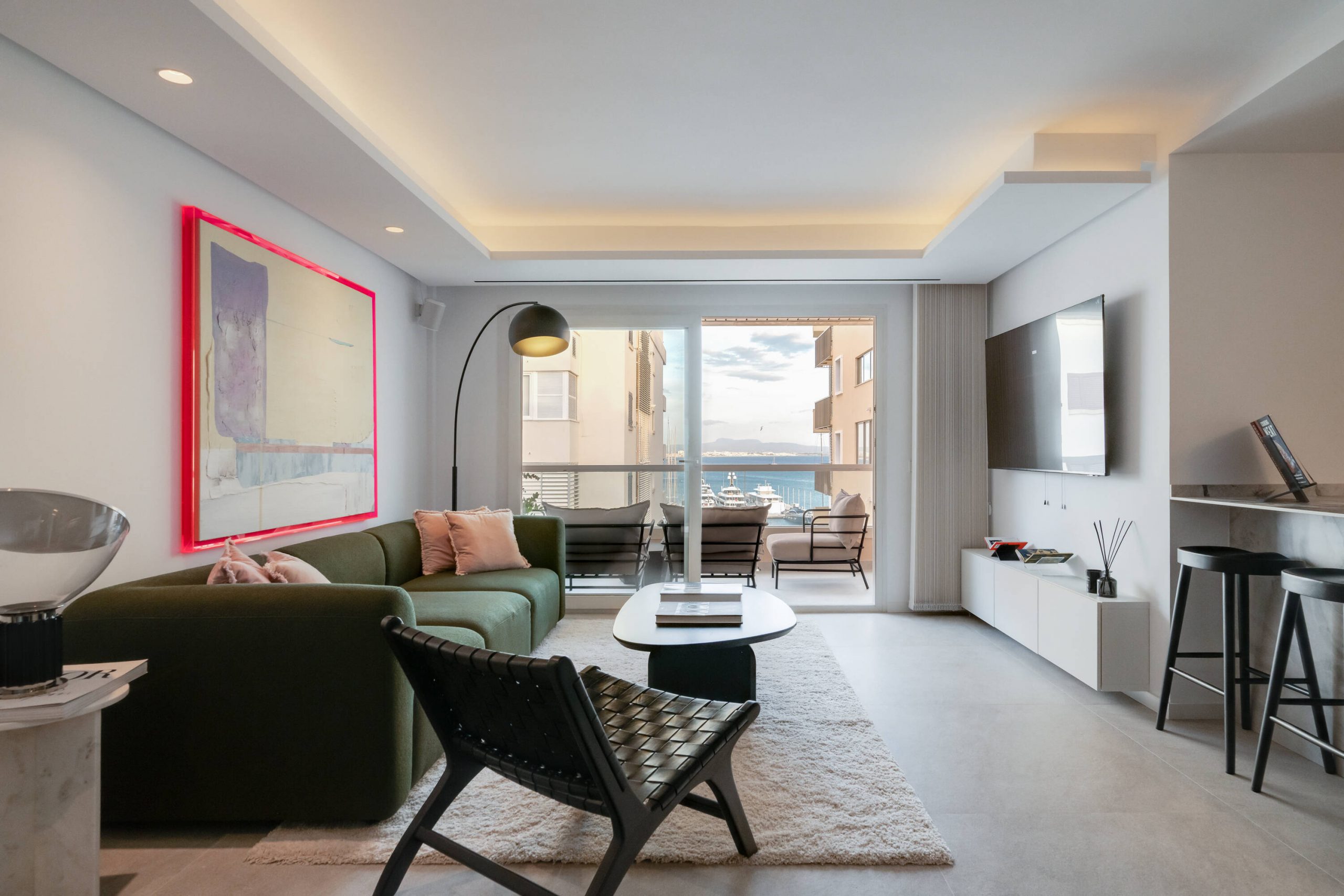 salon avec baie vitrée vue mer canapé vert bouteille décoration contemporaine