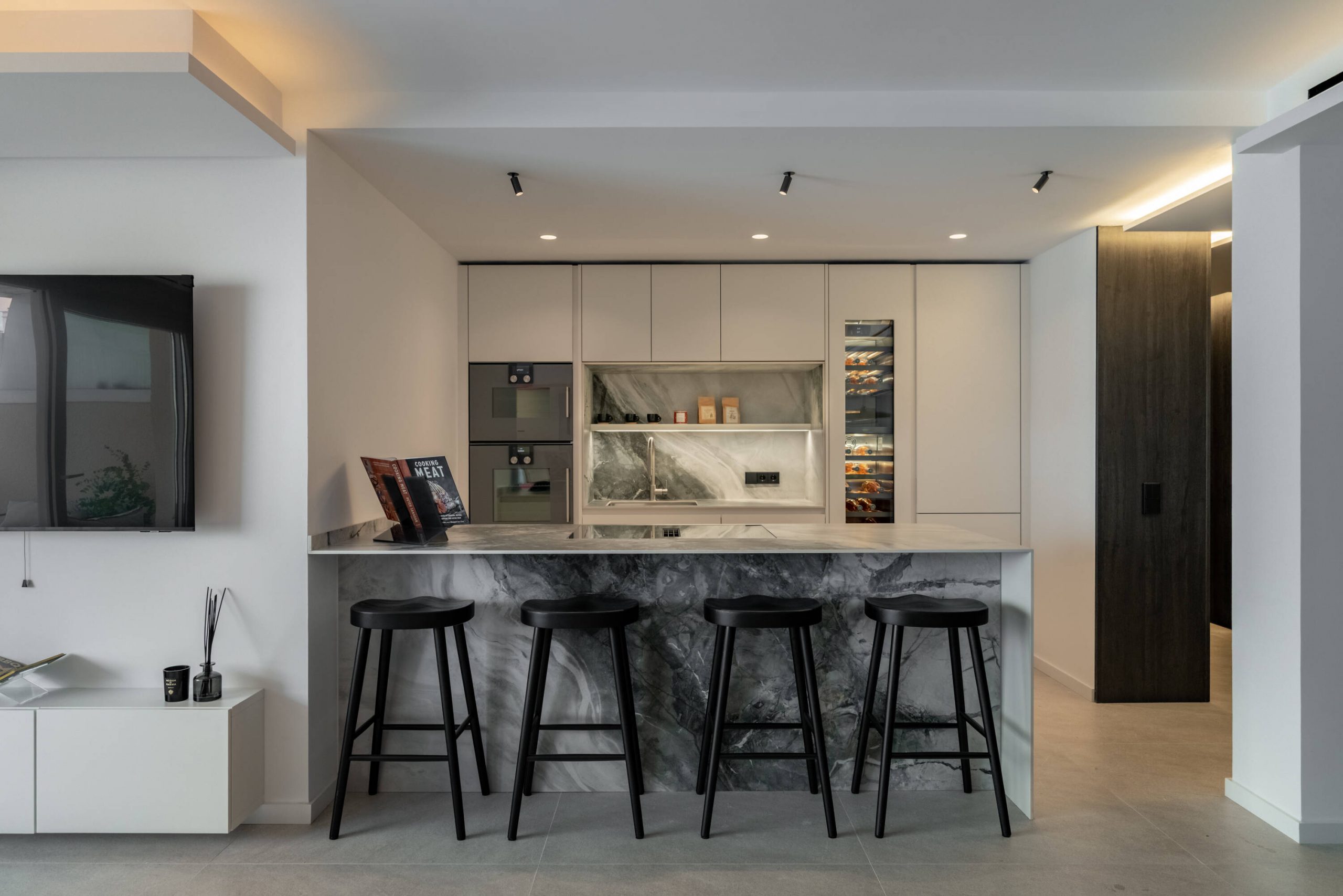 cuisine ouverte blanche et marbre gris décoration contemporaine
