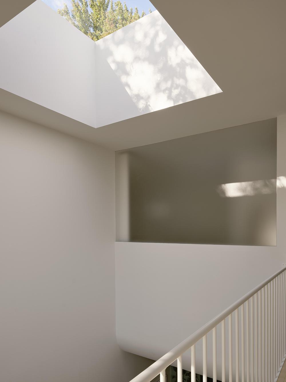 escalier métal blanc avec puits de lumière escalier métal blanc avec puits de lumière