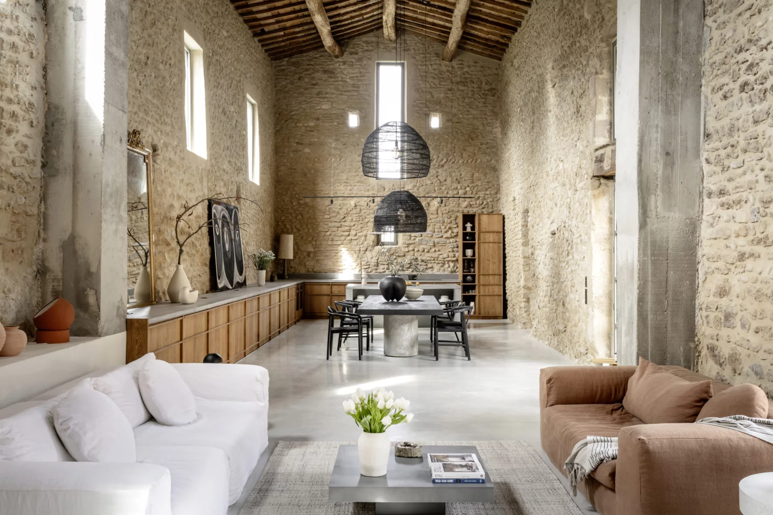 salon et cuisine double hauteur avec poutres et murs de pierres maison Provence décoration contemporaine