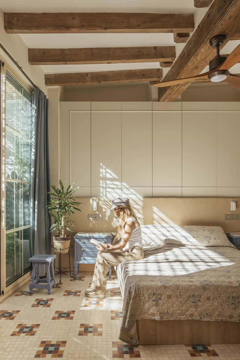 chambre avec poutres et sol carrelage ancien décoration contemporaine