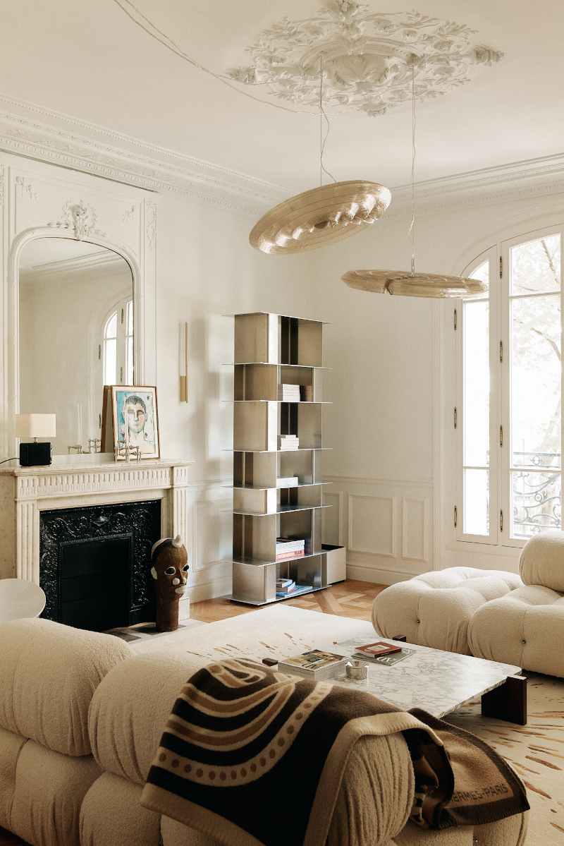 salon appartement haussmannien avec cheminée décoration contemporaine