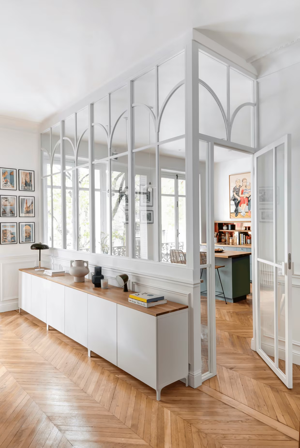 cuisine avec verrière blanche appartement haussmannien Paris décoration contemporaine cuisine avec verrière blanche appartement haussmannien Paris décoration contemporaine