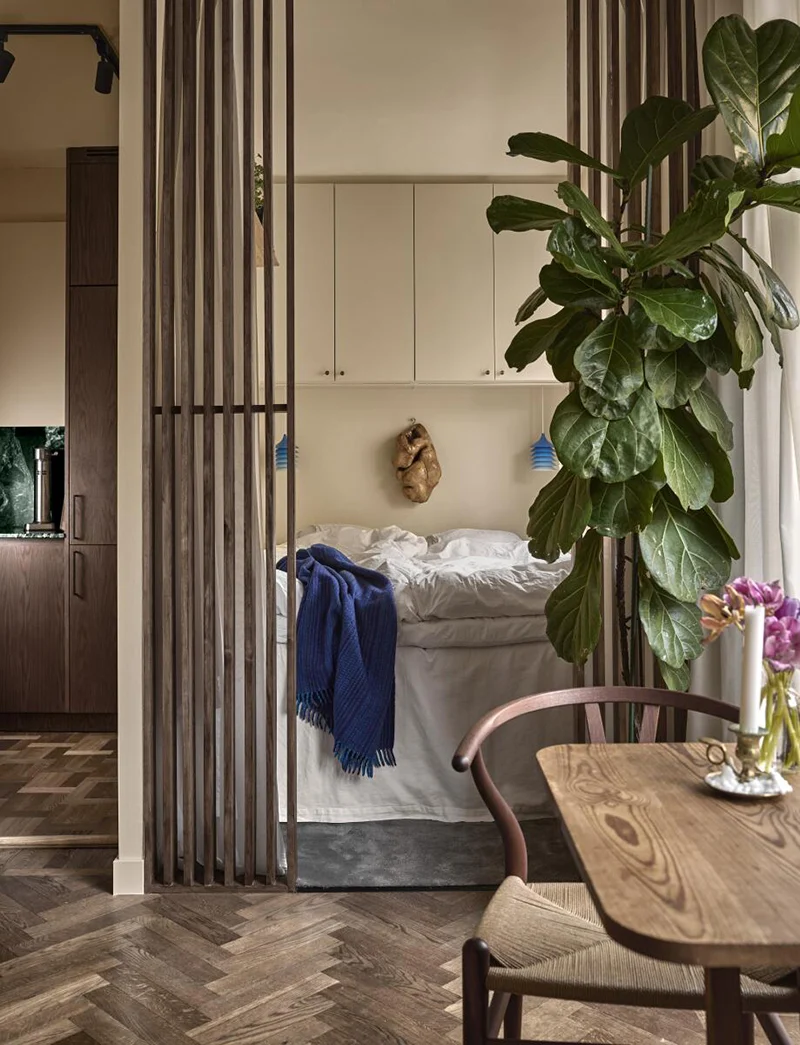espace chambre avec claustra bois dans studio 30m2 décoration contemporaine