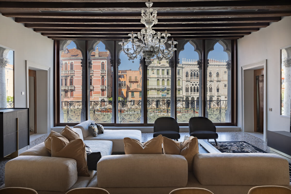 salon décoration contemporaine avec poutres vue Grand Canal Venise salon décoration contemporaine avec poutres vue Grand Canal Venise