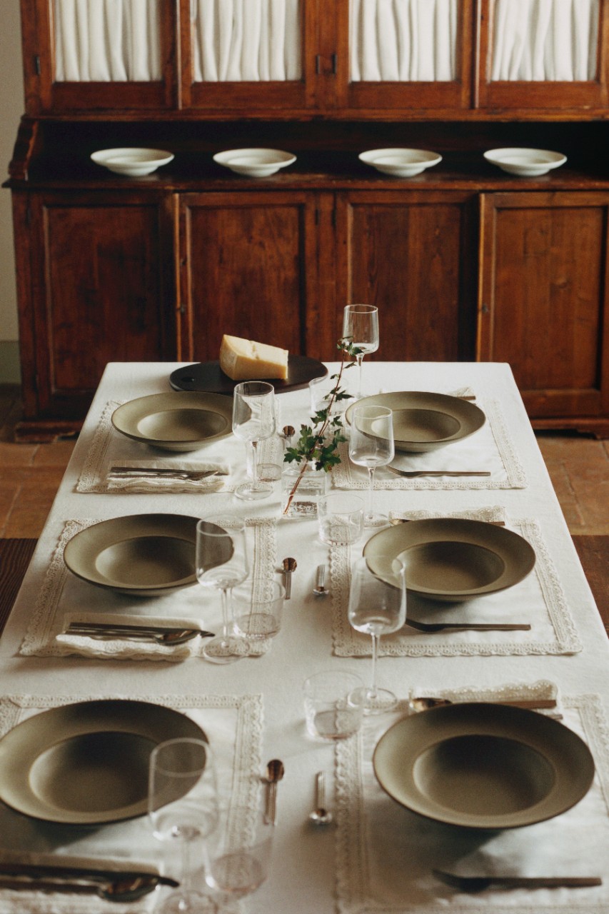table avec nappe blanche brodée style rustique chic