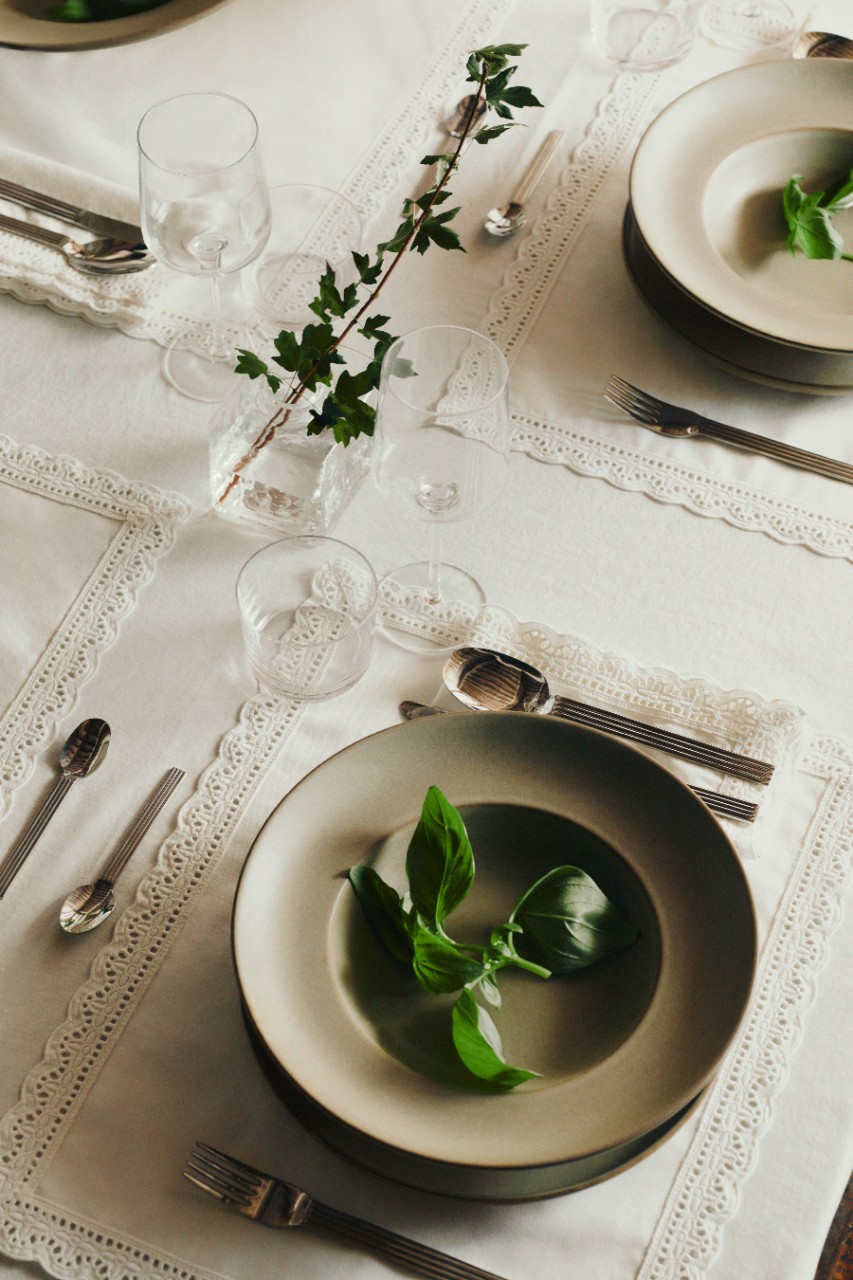 table avec nappe blanche brodée style rustique chic