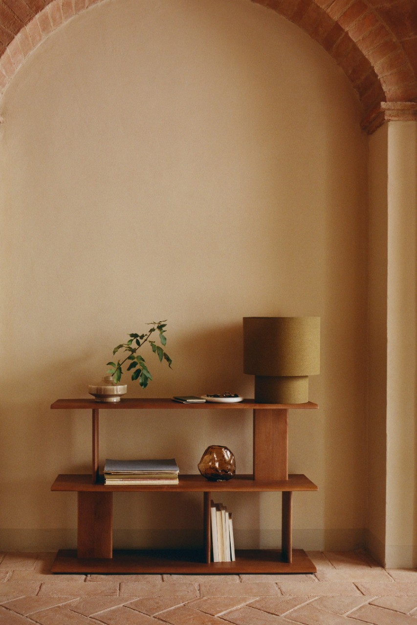 salon avec arche murs enduits ocre