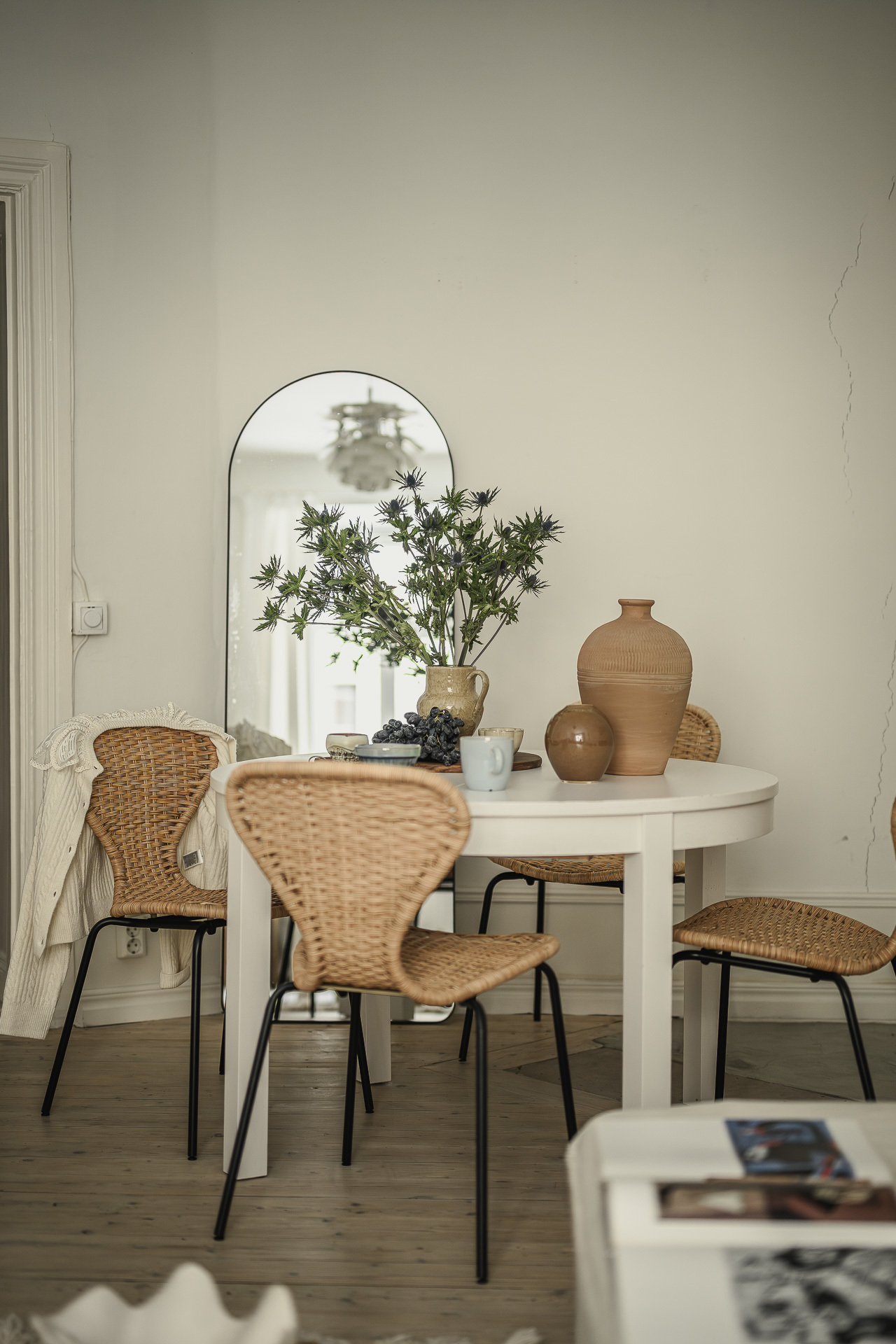salle à manger table ronde deux-pièces 52m2 décoration scandinave
