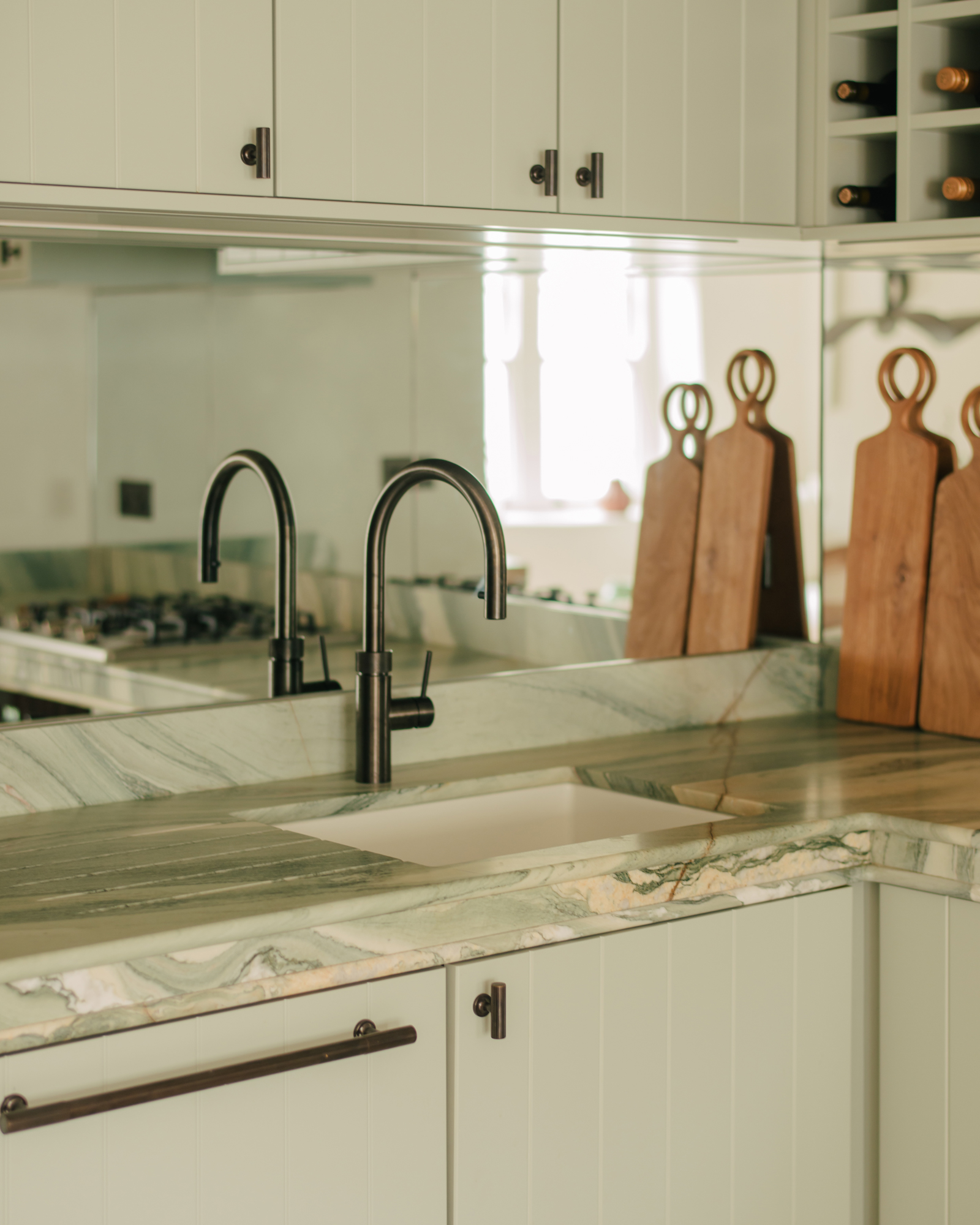 cuisine verte avec plan de travail onyx vert décoration contemporaine