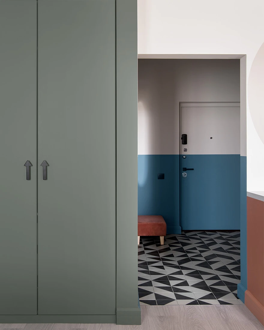 entrée mur bleu sol noir et blanc décoration contemporaine appartement de 35m2 entrée mur bleu sol noir et blanc décoration contemporaine appartement de 35m2