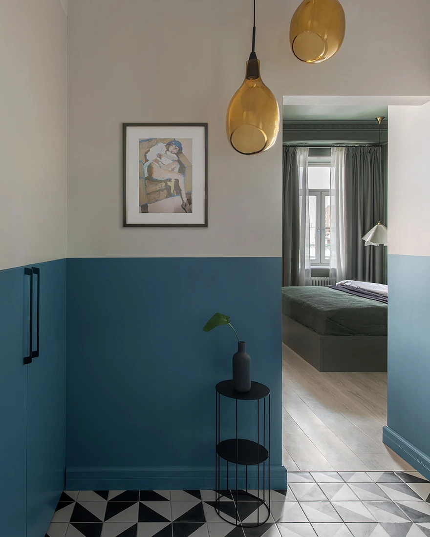 entrée mur bleu sol noir et blanc décoration contemporaine appartement de 35m2 entrée mur bleu sol noir et blanc décoration contemporaine appartement de 35m2