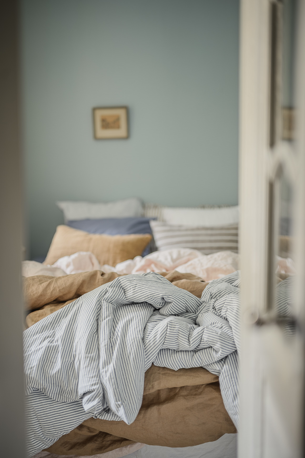 petite chambre mur bleu deux-pièces 52m2 décoration scandinave