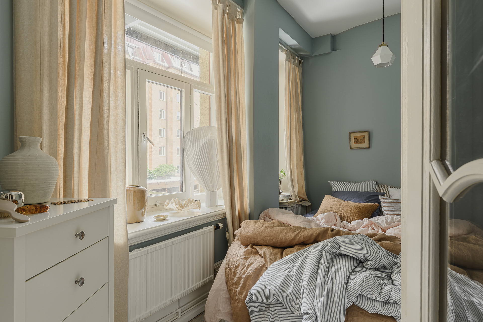 petite chambre mur bleu deux-pièces 52m2 décoration scandinave