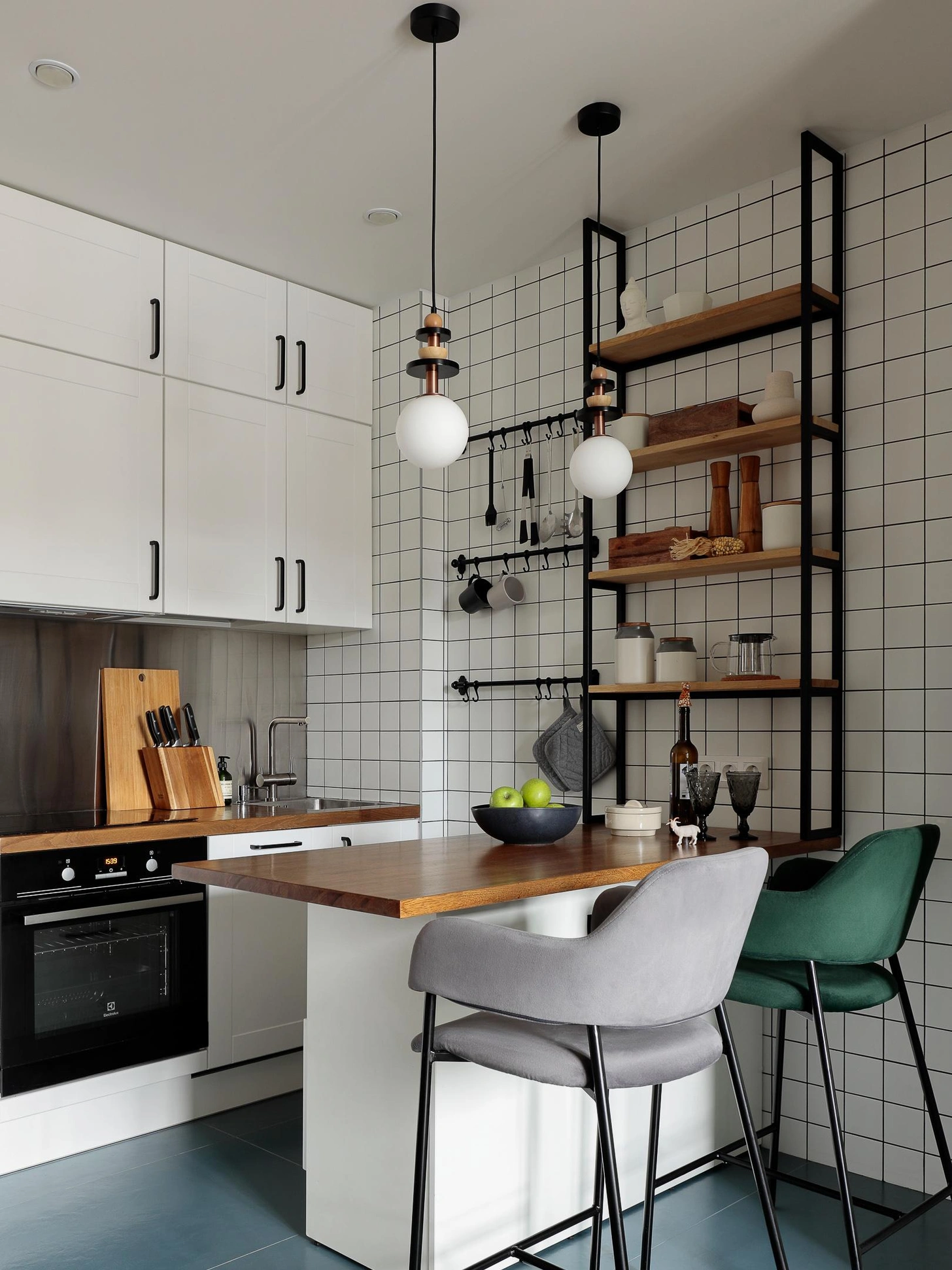 cuisine ouverte avec bar studio 23m2 optimisé décoration colorée design