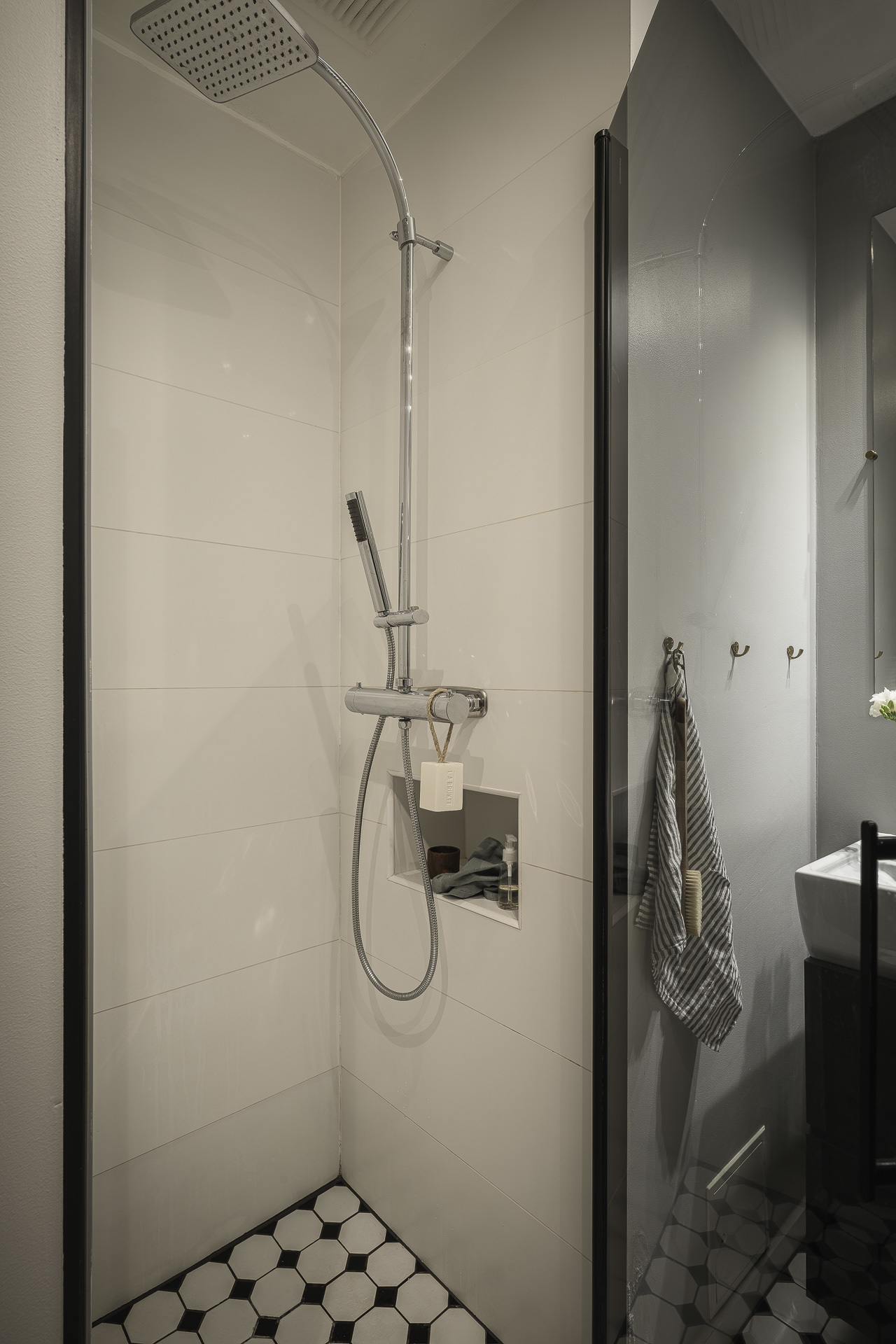 salle de bain sol cabochons noir et blanc deux-pièces 52m2 décoration scandinave
