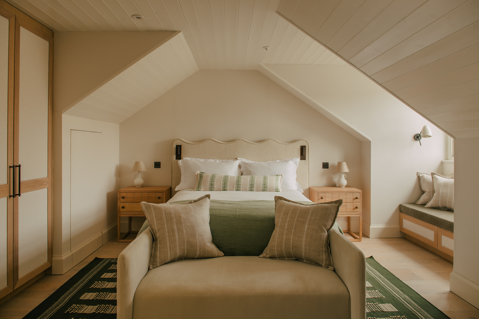 chambre mansardée décoration contemporaine beige et verte