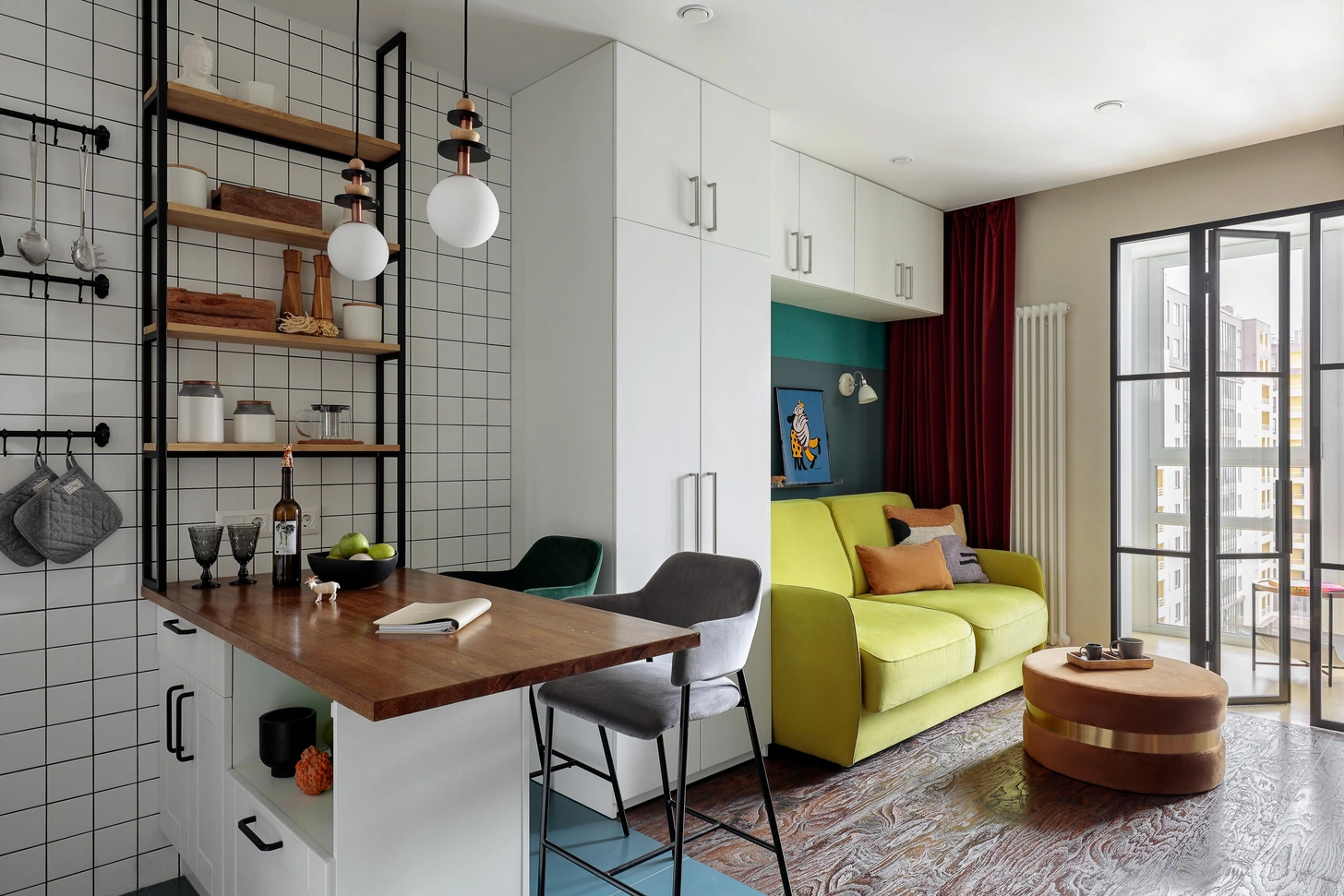 cuisine ouverte et salon avec meuble pont studio 23m2 optimisé décoration colorée design