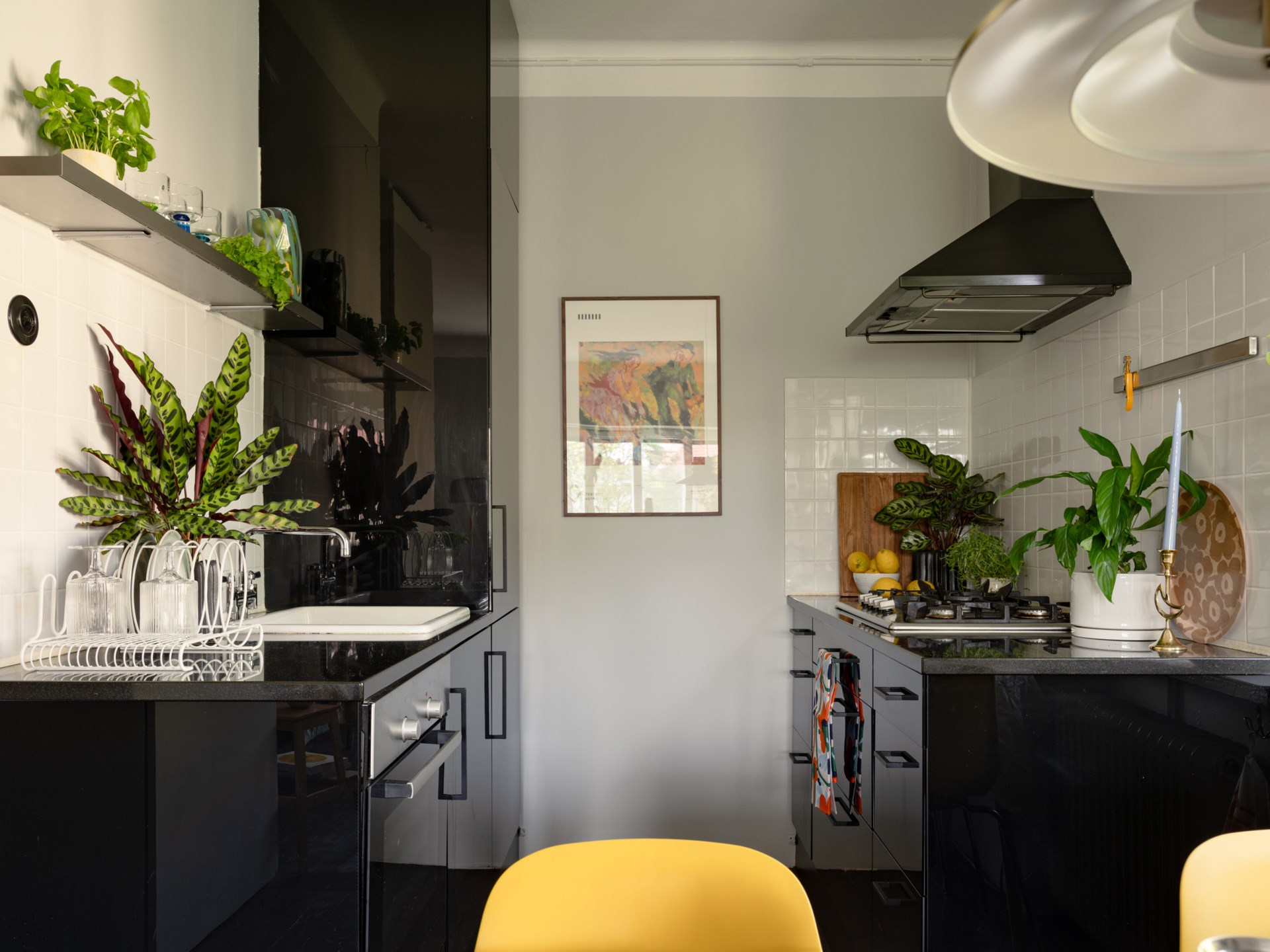 cuisine ouverte noire et salle à manger studio 29m2 décoration vintage cuisine ouverte noire et salle à manger studio 29m2 décoration vintage