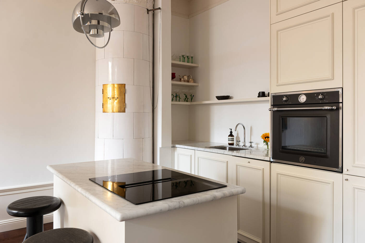 cuisine ouverte ivoire et marbre deux-pièces design 36m2 ancien décoration scandinave neutre cuisine ouverte ivoire et marbre deux-pièces design 36m2 ancien décoration scandinave neutre
