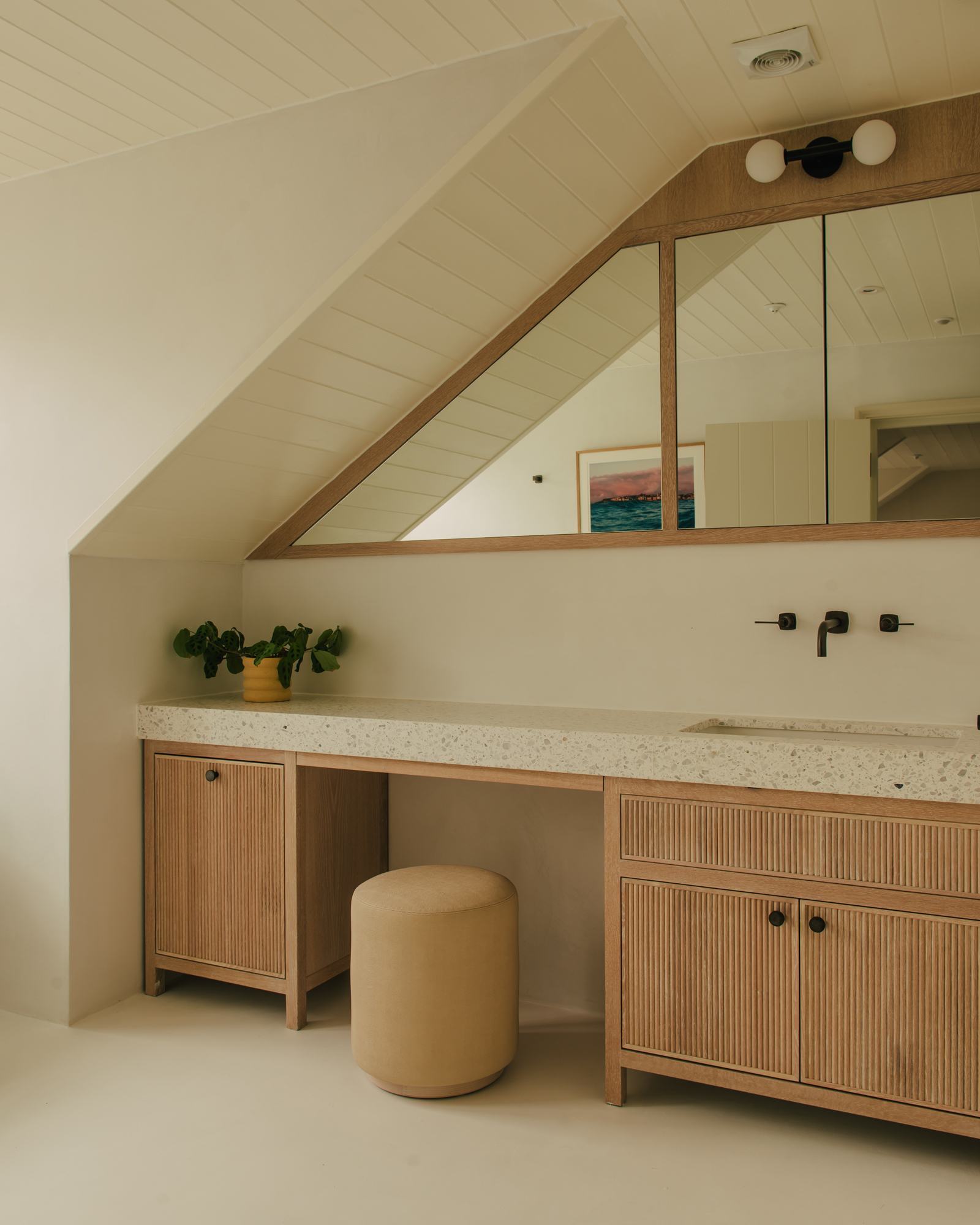 salle de bain mansardée décoration contemporaine beige