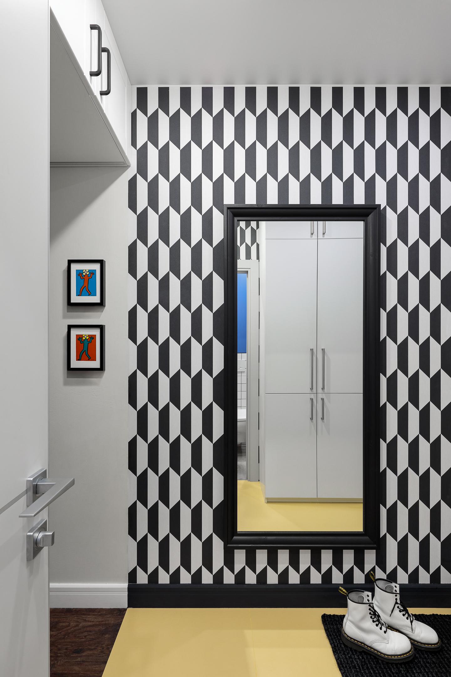 entrée avec papier-peint graphique noir et blanc studio 23m2 optimisé décoration colorée design