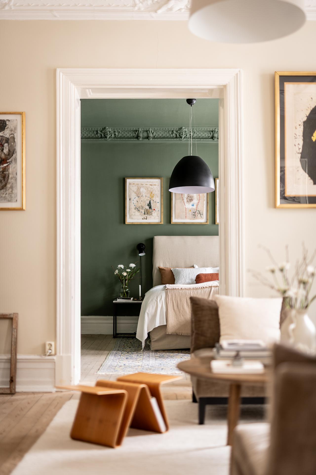 salon et chambre murs vert anglais moulures appartement type haussmannien décoration classique chic